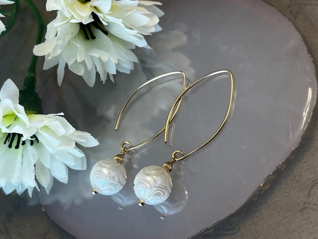 年末SALEレア 14kgf淡水パールフラワーカービングピアス