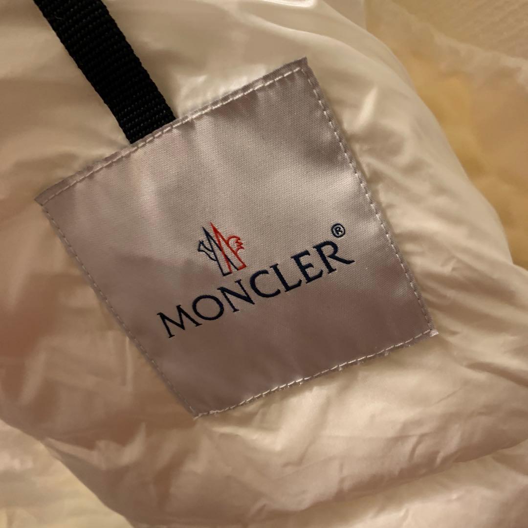 モンクレールホワイト ダウンジャケット