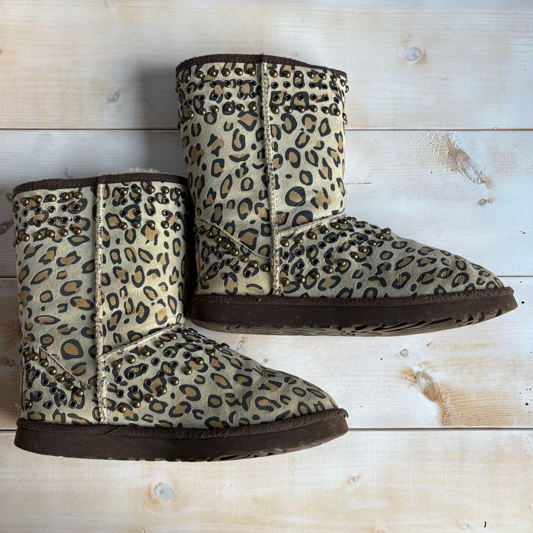 UGG×Jimmy CHOOヒョウ柄スタッズ　ムートンブーツ