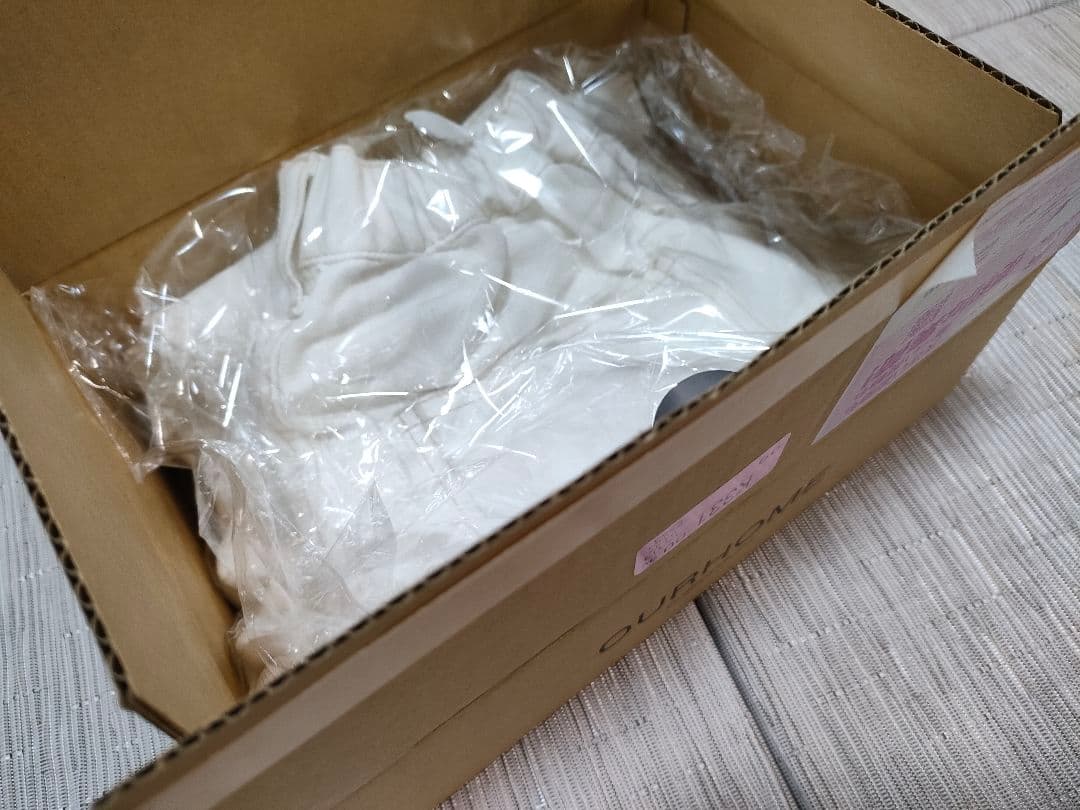 OUR　こだわりシルエットのデニムパンツ　オフホワイト