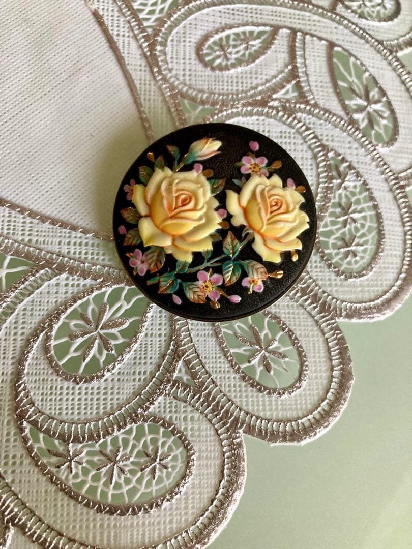 俊兼　トシカネ　としかね 有田焼　花　薔薇　金彩　ブローチ　ペンダントトップ