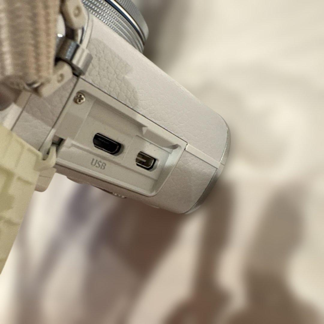 ナ*ラ様 OLYMPUS オリンパス　白　デジタルカメラ小形　軽量