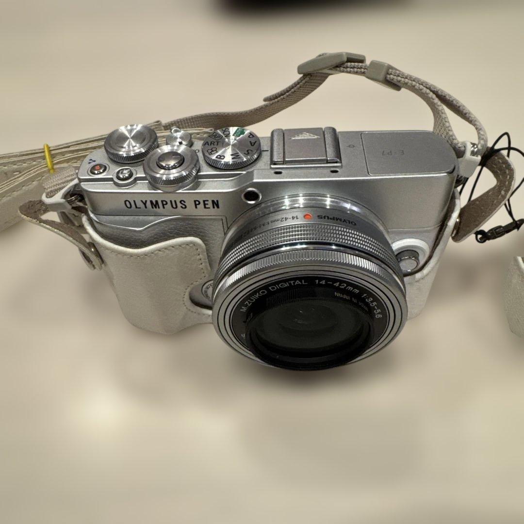 ナ*ラ様 OLYMPUS オリンパス　白　デジタルカメラ小形　軽量