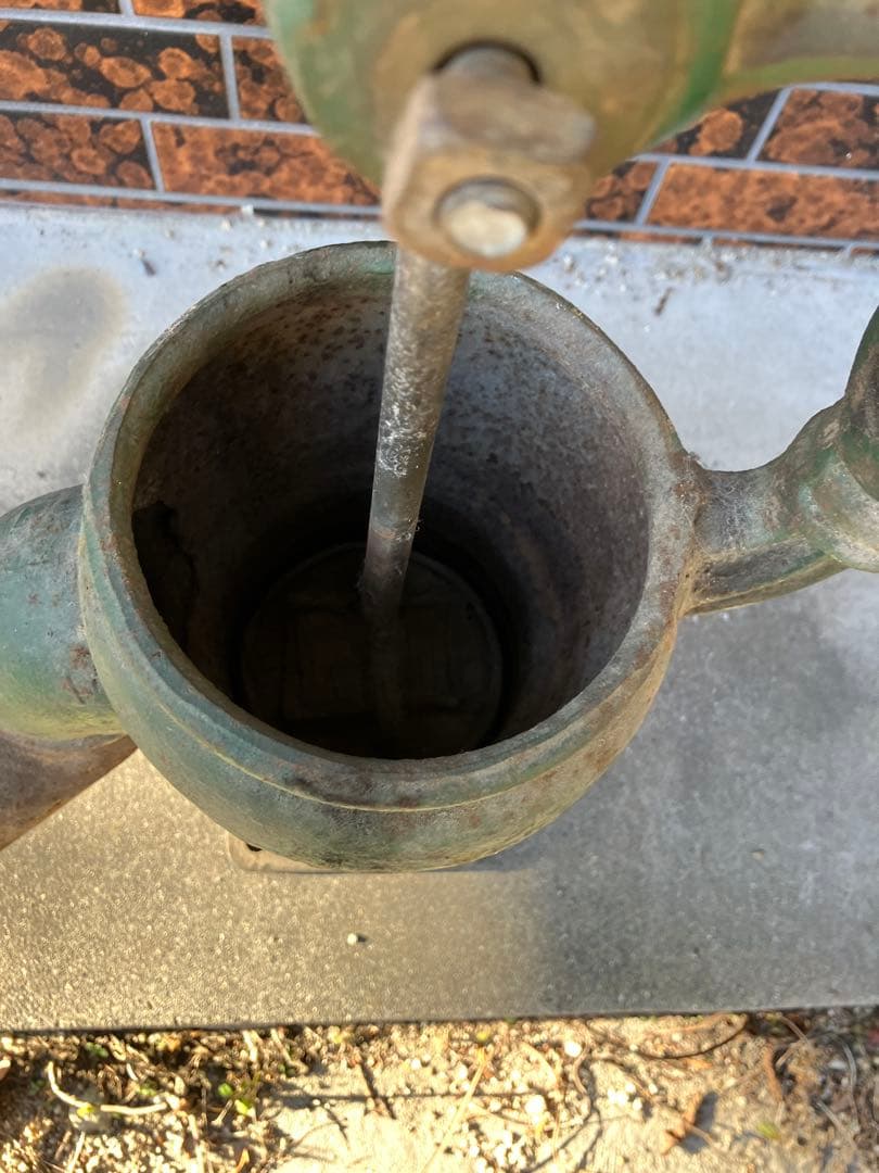 昭和レトロ　古い手押し井戸ポンプ　井戸ポンプ　ジャンクガーデン　ディスプレイ