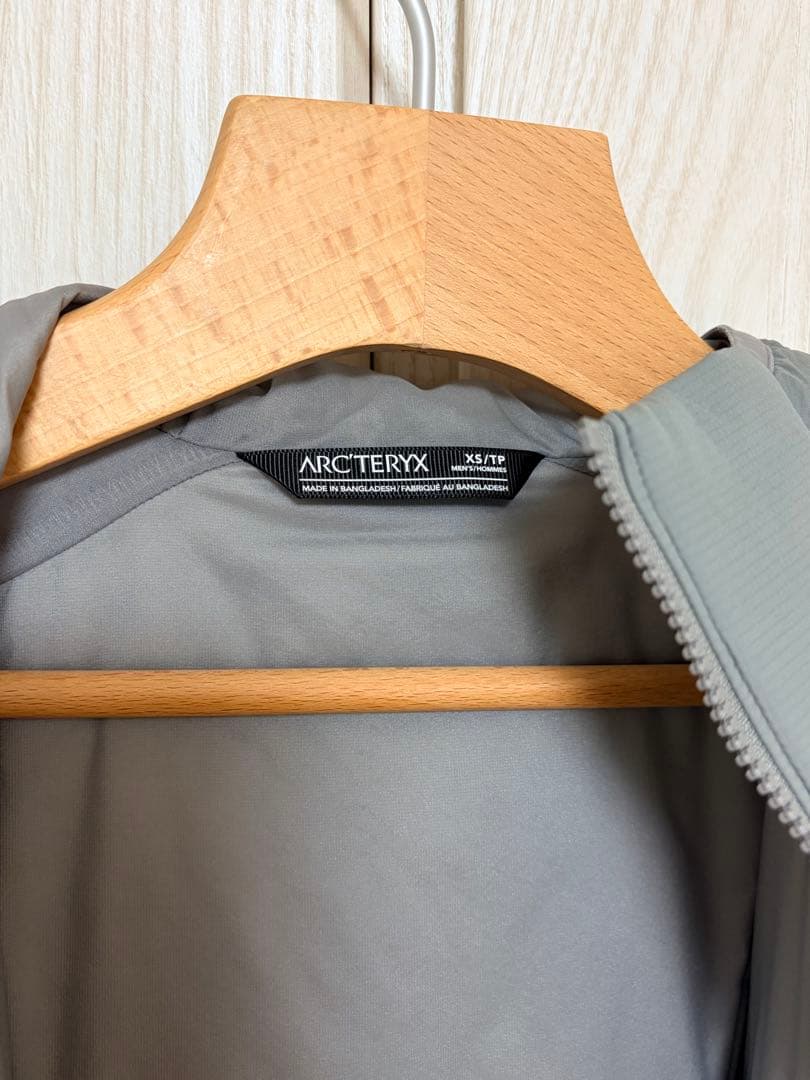 美品　ARC'TERYX　アークテリクス　ATOM LT HOODY　希少カラー