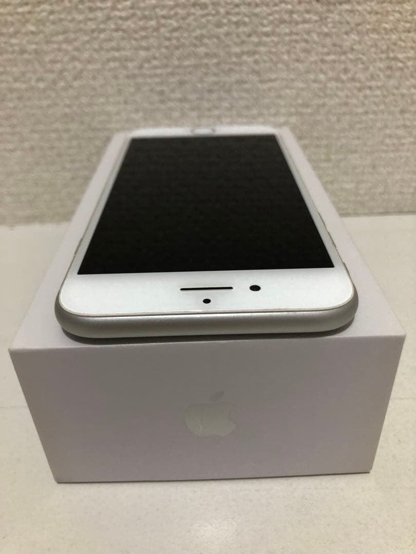 美品 Apple iPhone 8 シルバー SIMロック解除済み