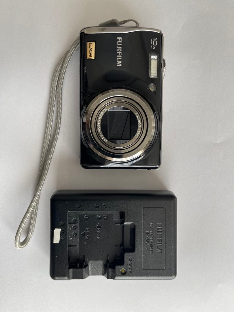 Fujifilm コンパクトデジタルカメラ 本体と充電器付き