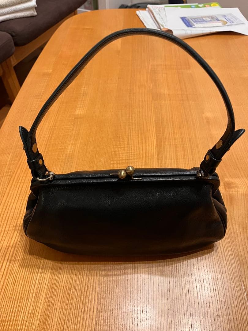 Yammart(ヤマート) カウレザーがま口ラウンド型ハンドバッグ　美品