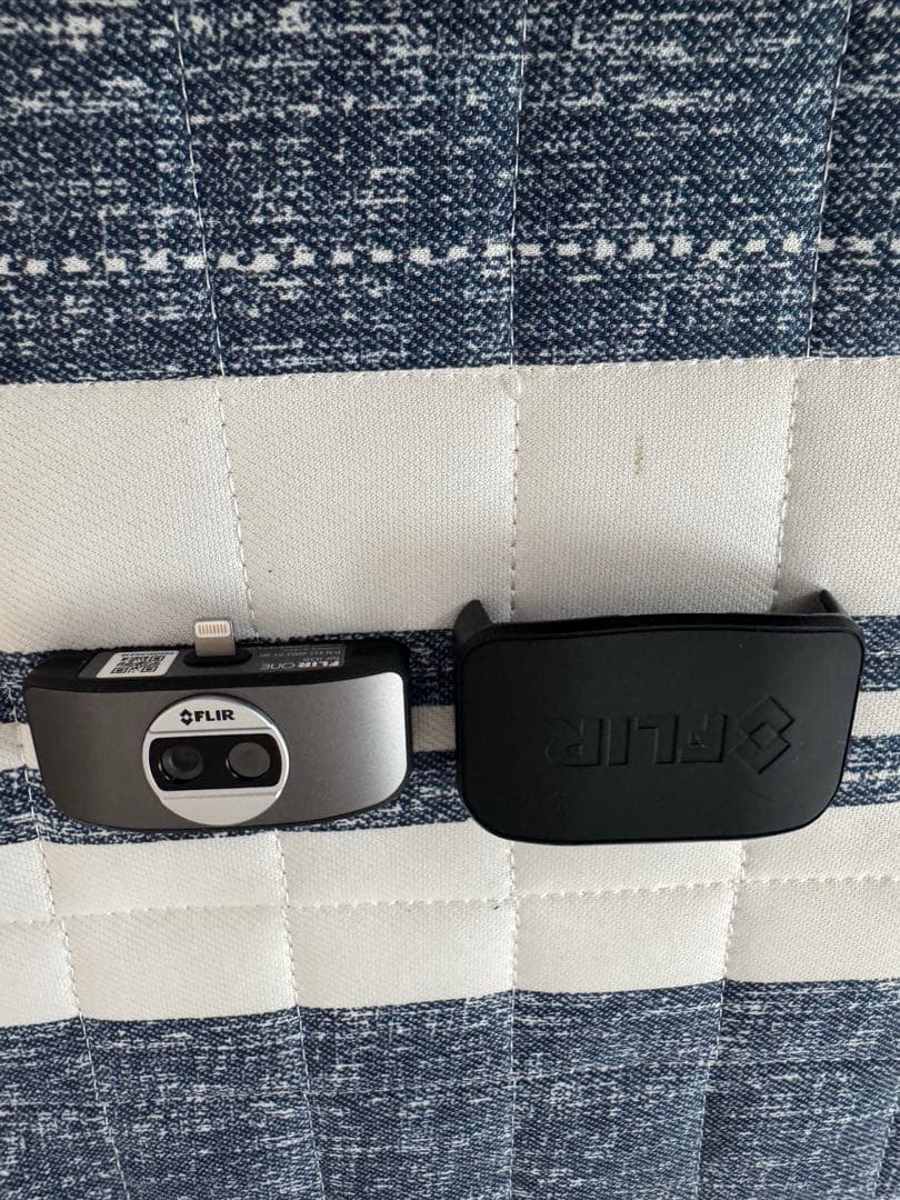 FLIR ONE サーマルイメージングカメラ　サーモグラフィー　ケース付