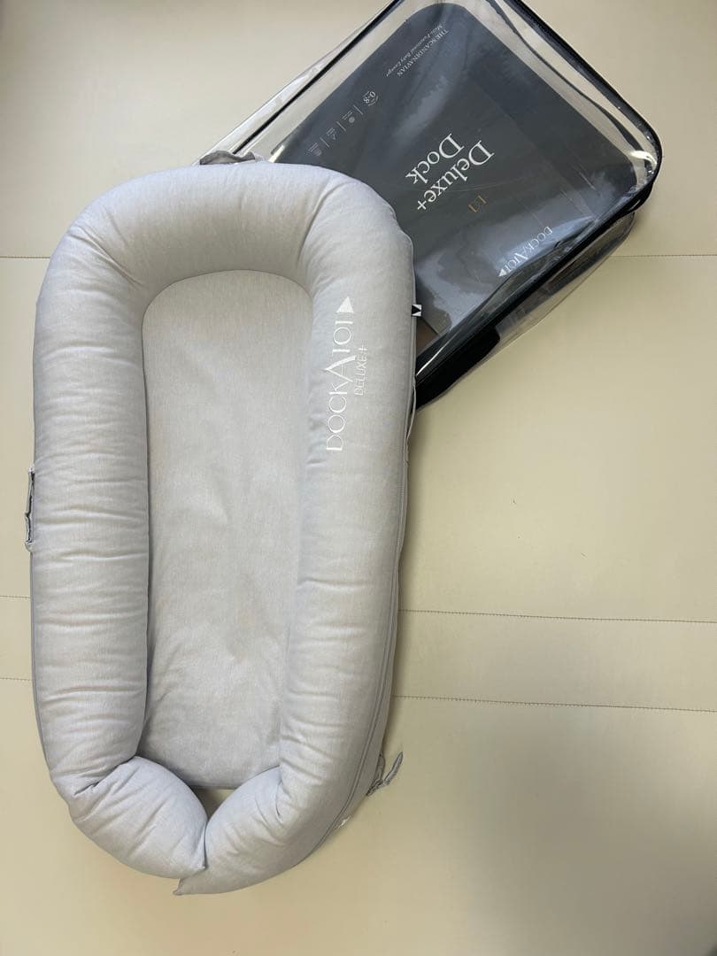 DockATot Deluxe+ ベビーベッド グレー 収納バッグ付き