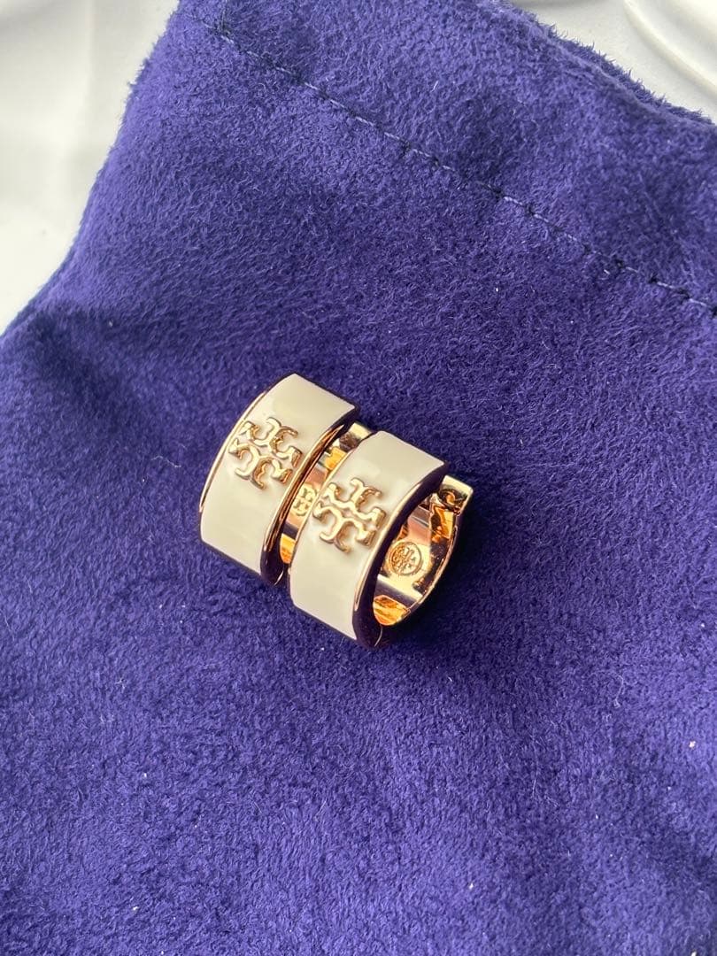 トリーバーチ　フープピアス　ホワイト　ゴールド　Tモノグラム