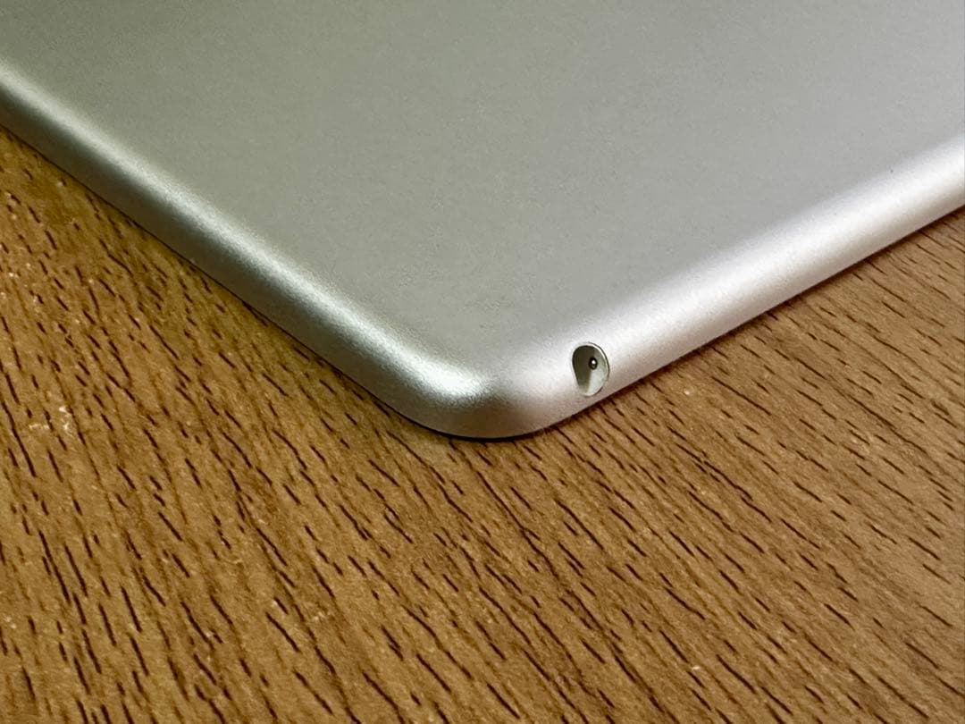 iPad Air2, 9.7インチホワイト 本体 100% バトリライフ