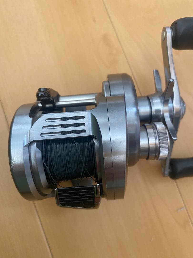 中古美品　シマノ　19カルカッタコンクエストDC200