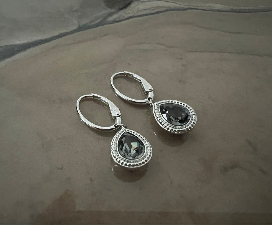 Swarovski スワロフスキー　ドロップ型ピアス