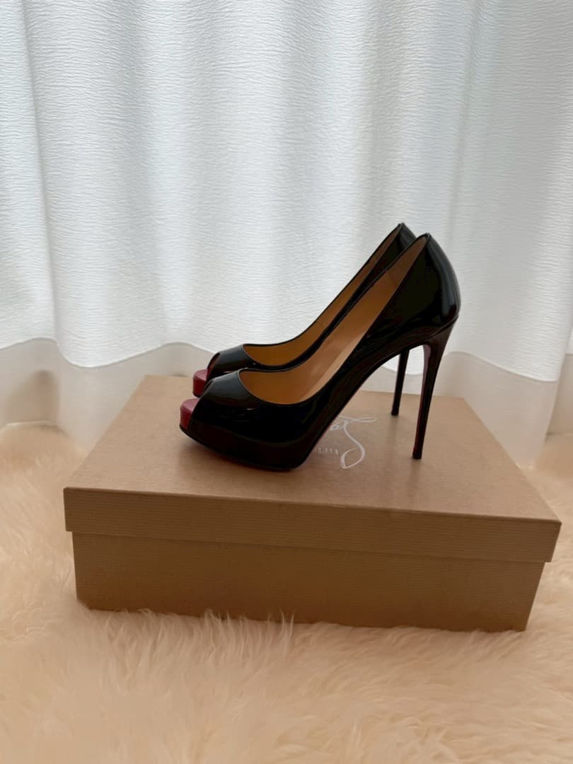 クリスチャン　ルブタン　パテント　パンプス　ブラック　ハイヒール