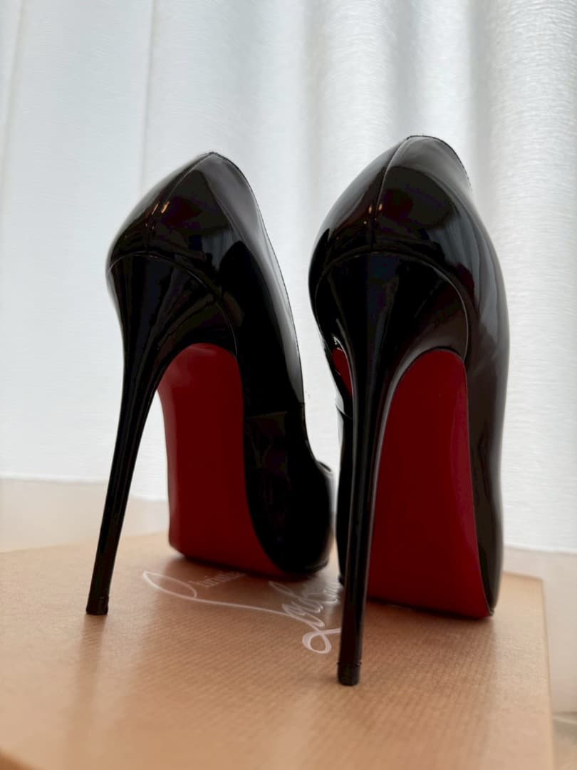 クリスチャン　ルブタン　パテント　パンプス　ブラック　ハイヒール
