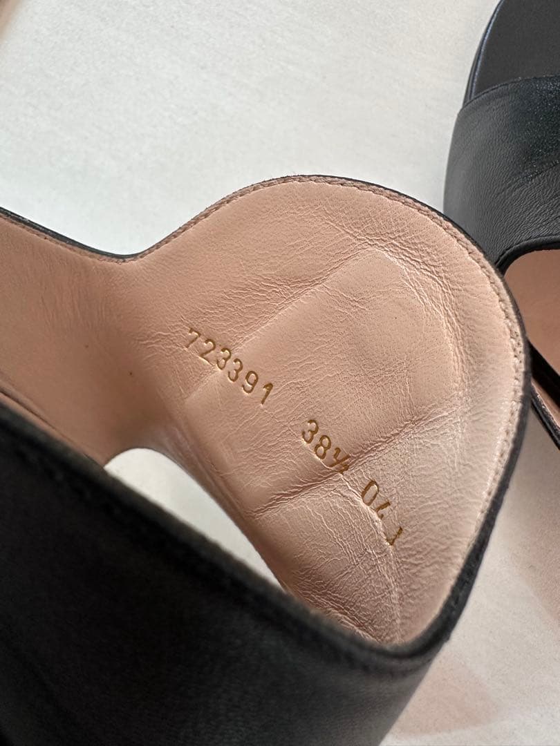 GUCCI (グッチ) GG ロゴ ブロンディ レザーサンダル 723391