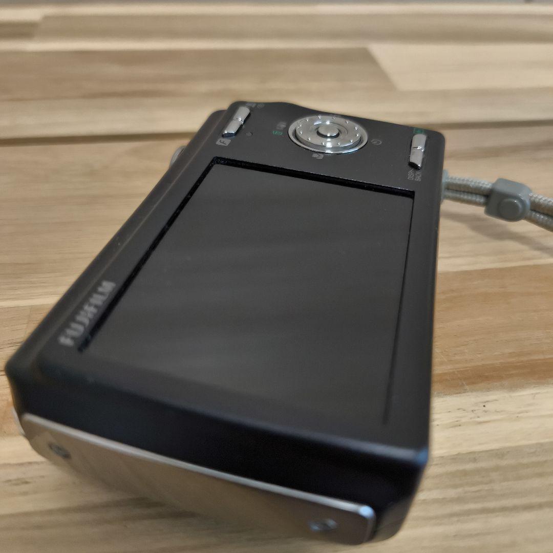 良品　FUJIFILM FINEPIX F100 fd コンパクトデジタルカメラ