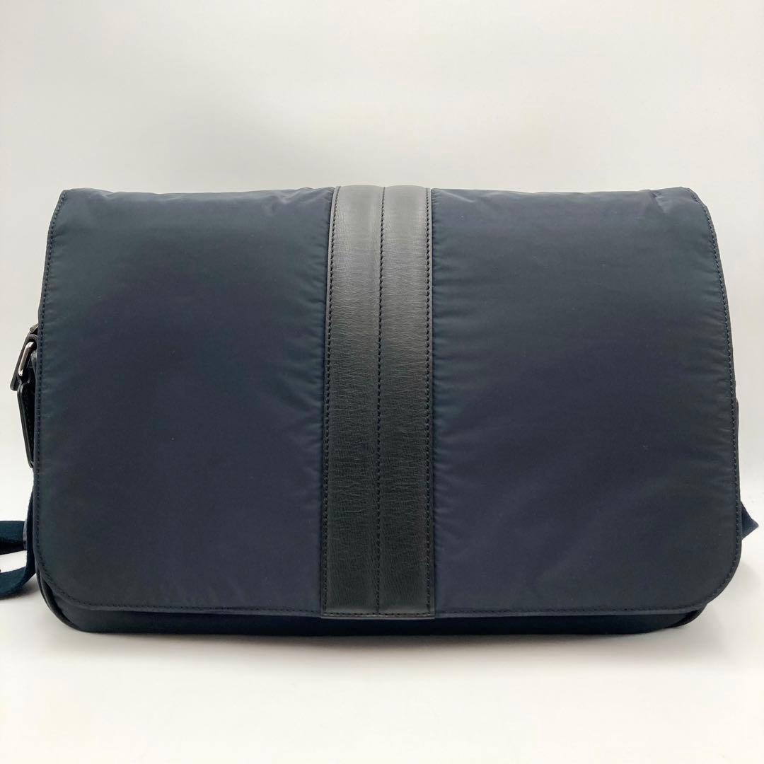 高級感！美品✨TOD'S メッセンジャーバッグ 紺色 肉厚ナイロン 仕事 大容量