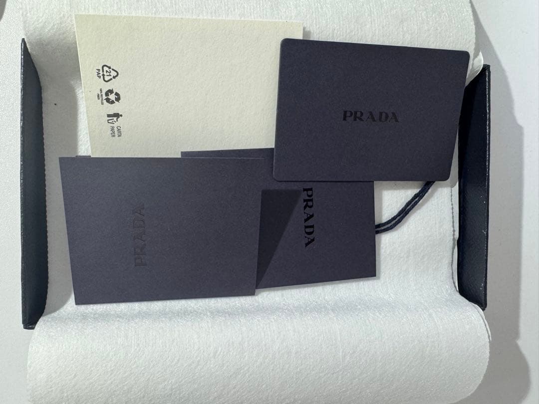 【美品】PRADA スマホケース　iPhone15promaxブラック レザー風