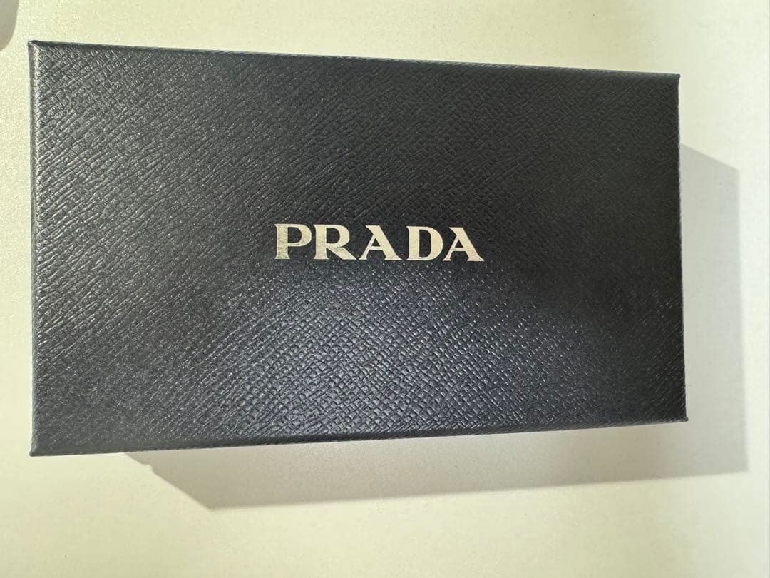 【美品】PRADA スマホケース　iPhone15promaxブラック レザー風