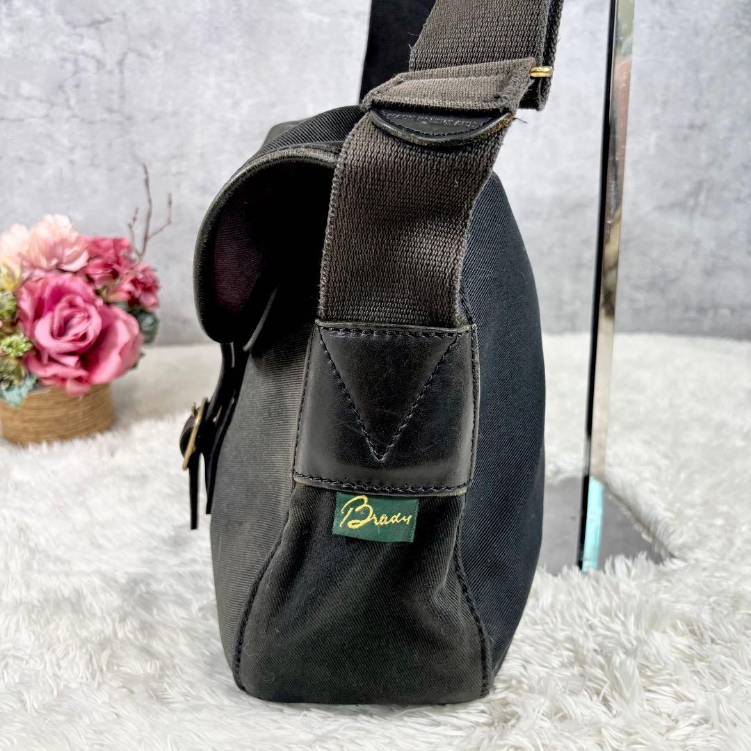 【定番】 ブレディ 黒 ショルダーバッグ アリエルトラウト メッセンジャー