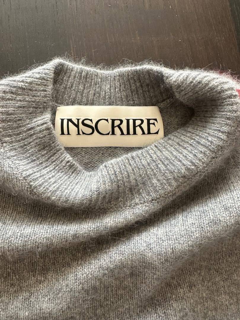 INSCRIRE グレーと赤のストライプのモヘアニット