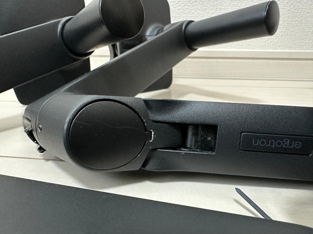 エルゴトロン モニターアーム（*2）とトレイ