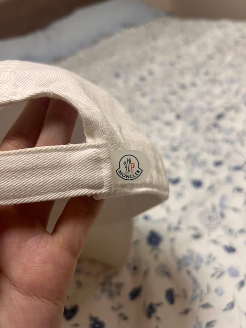 MONCLERベースボールキャップ　ホワイト