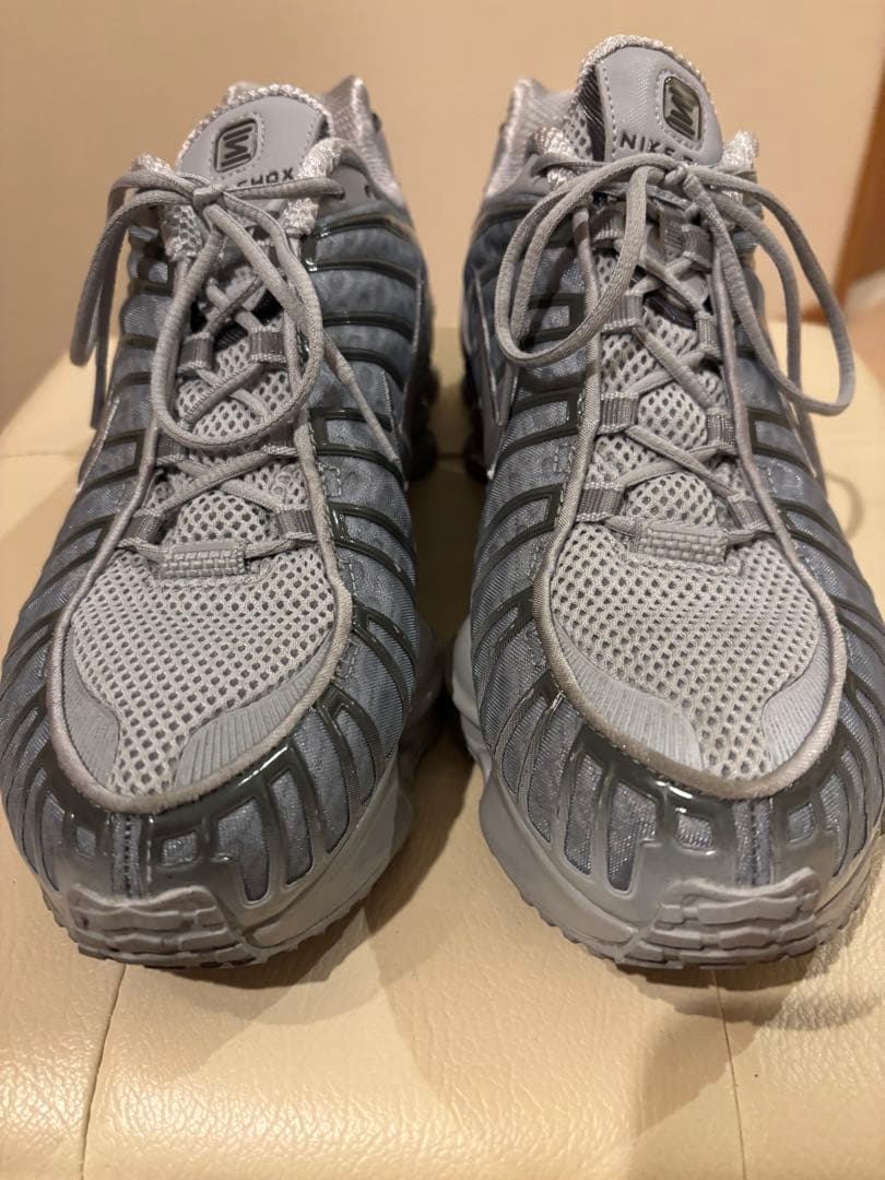 Nike Shox グレー スニーカー