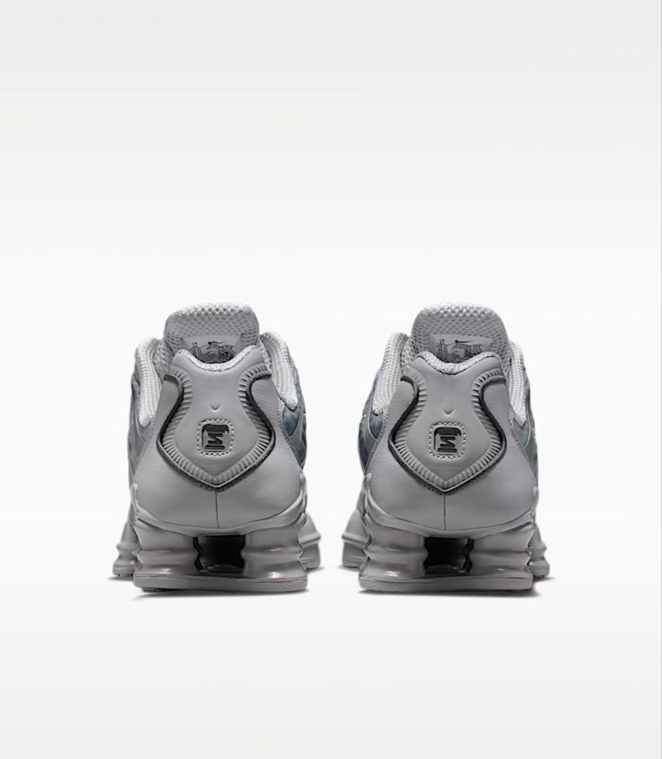 Nike Shox グレー スニーカー