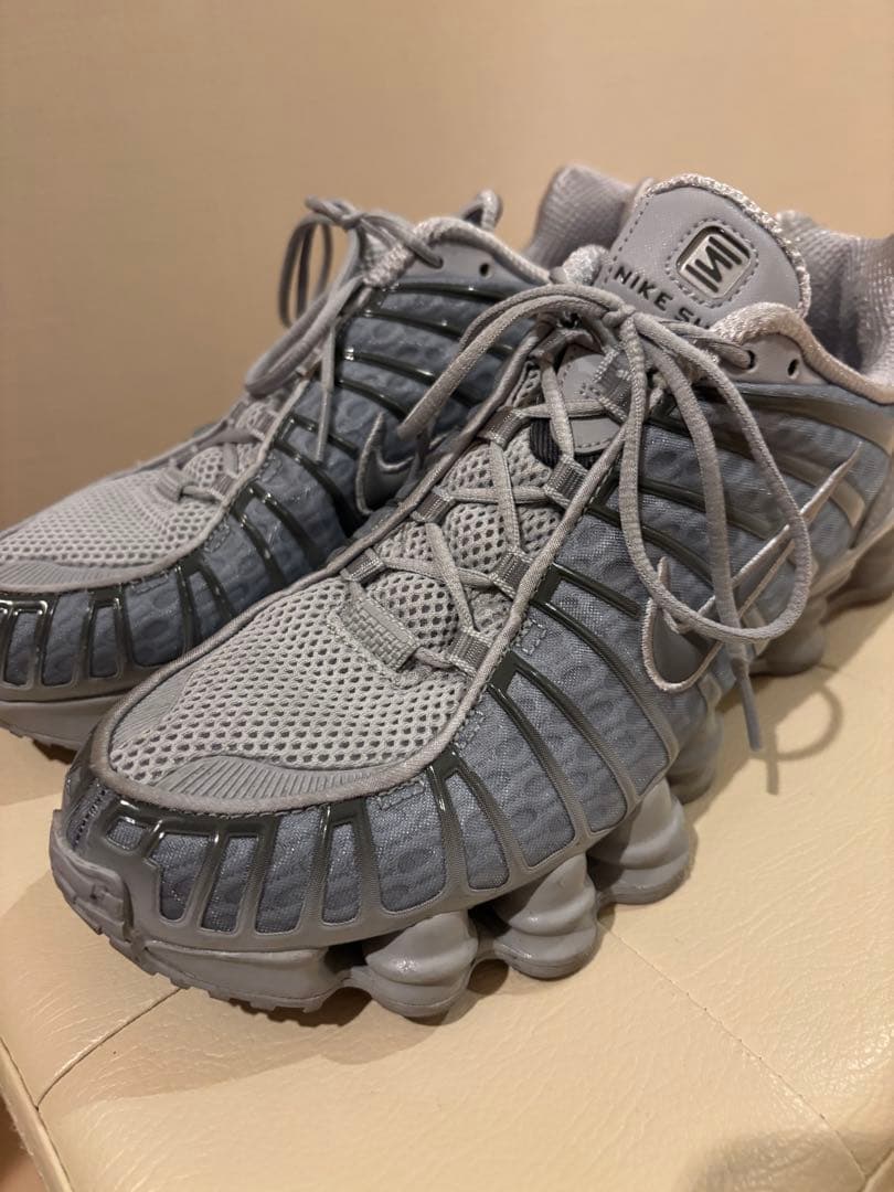 Nike Shox グレー スニーカー