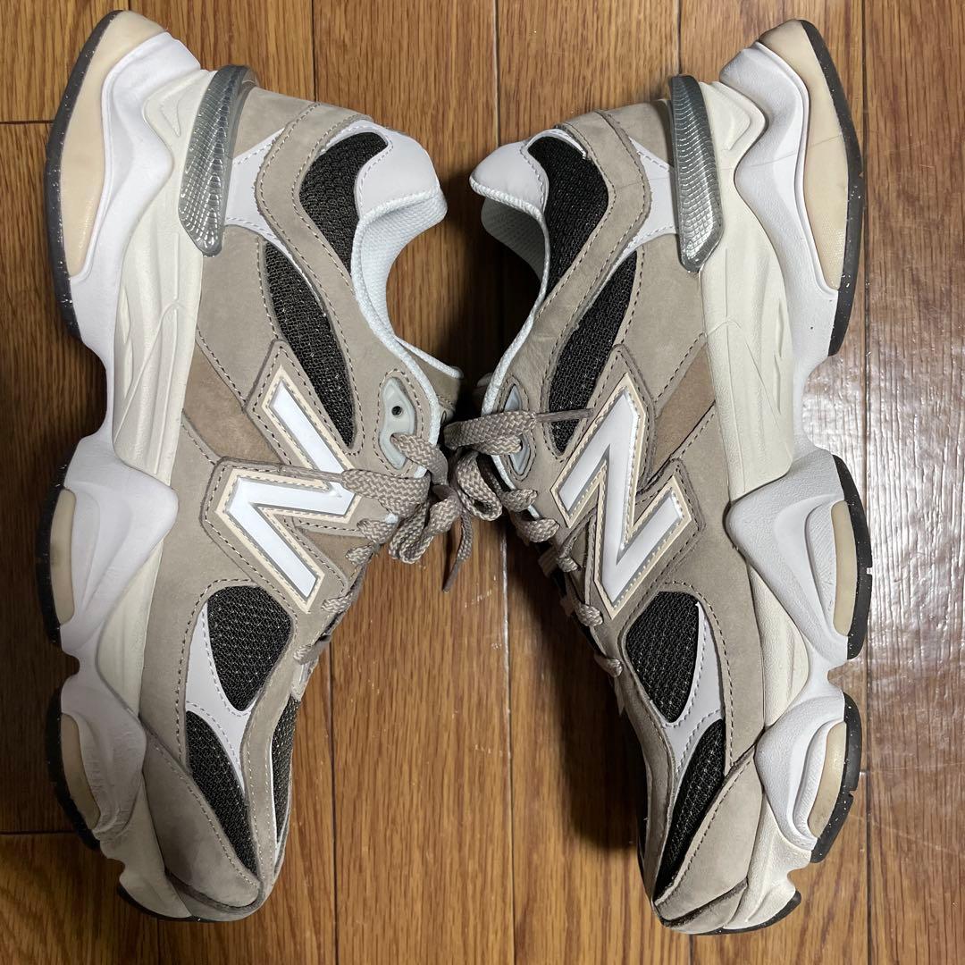 New Balance 9060シリーズ ベージュ/グレー