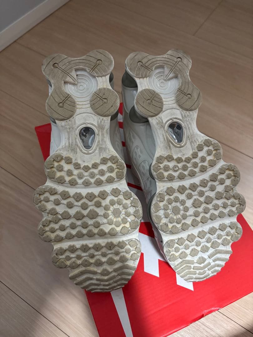 Nike Shox ホワイト スニーカー