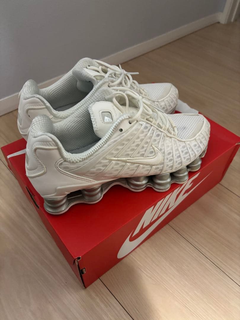 Nike Shox ホワイト スニーカー