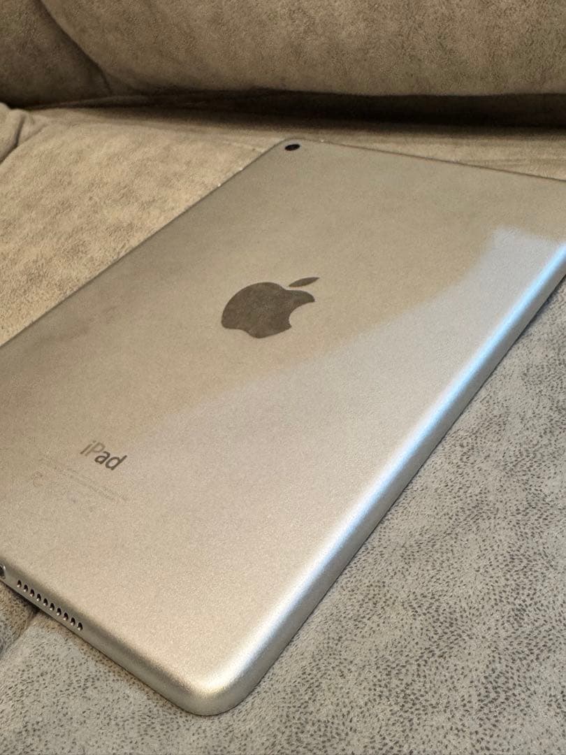 iPad mini 4世代 128GB Wi-Fi シルバー キーボード付