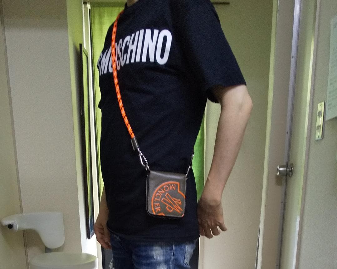 早いもの勝ち！モンクレール 財布 ウォレット 2つ折り カーキ　ストラップ付