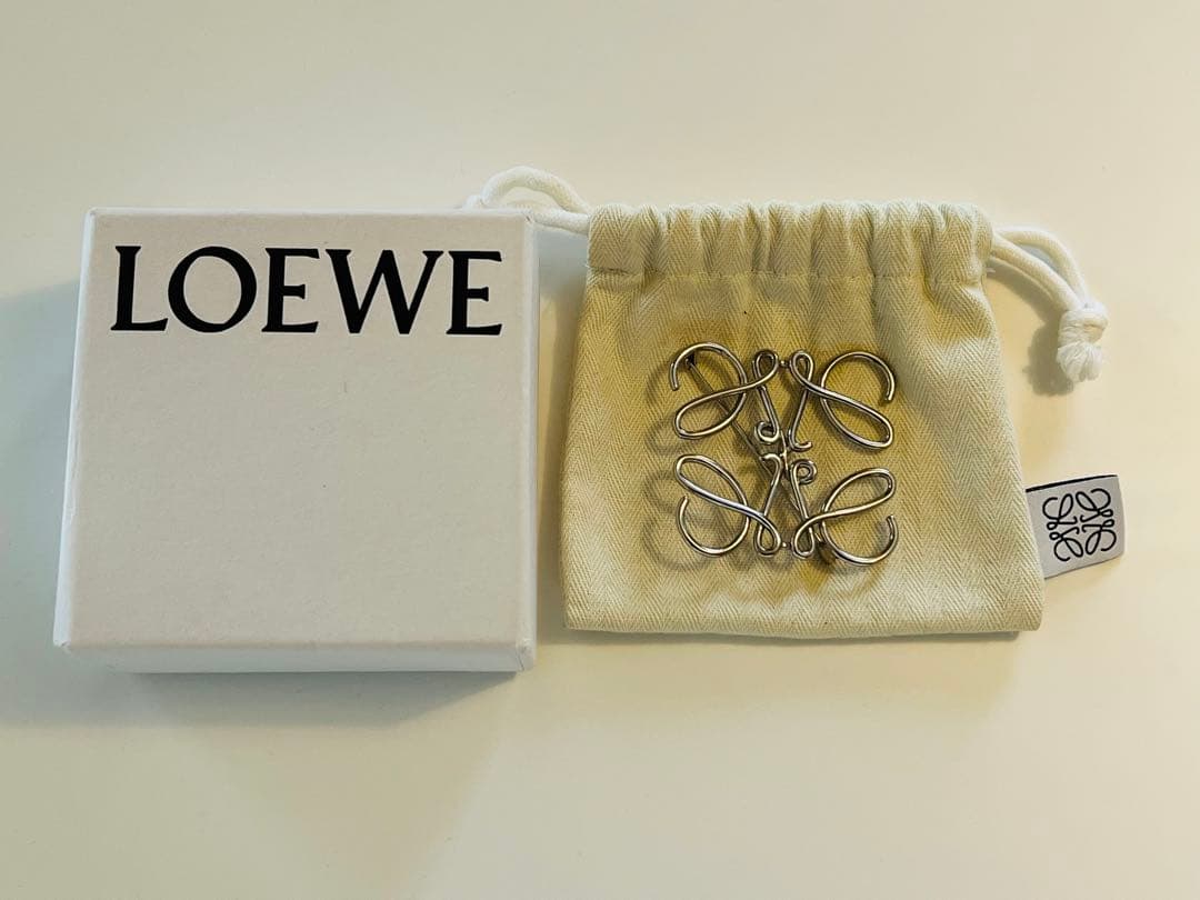 【早いもの勝ち】ロエベ ブローチ　アナグラム　正規品　シルバー