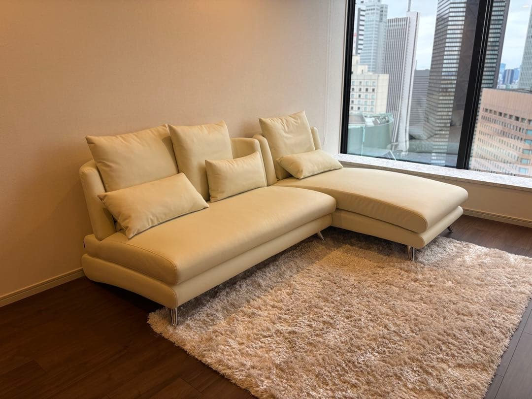 クリーム色 L字型ソファ 5つクッション付き