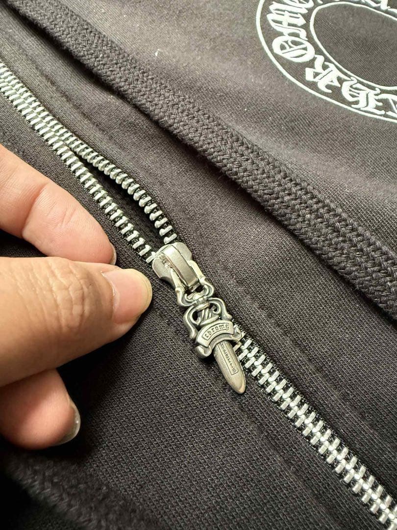 フローラルバックホースシュープリントジップパーカー