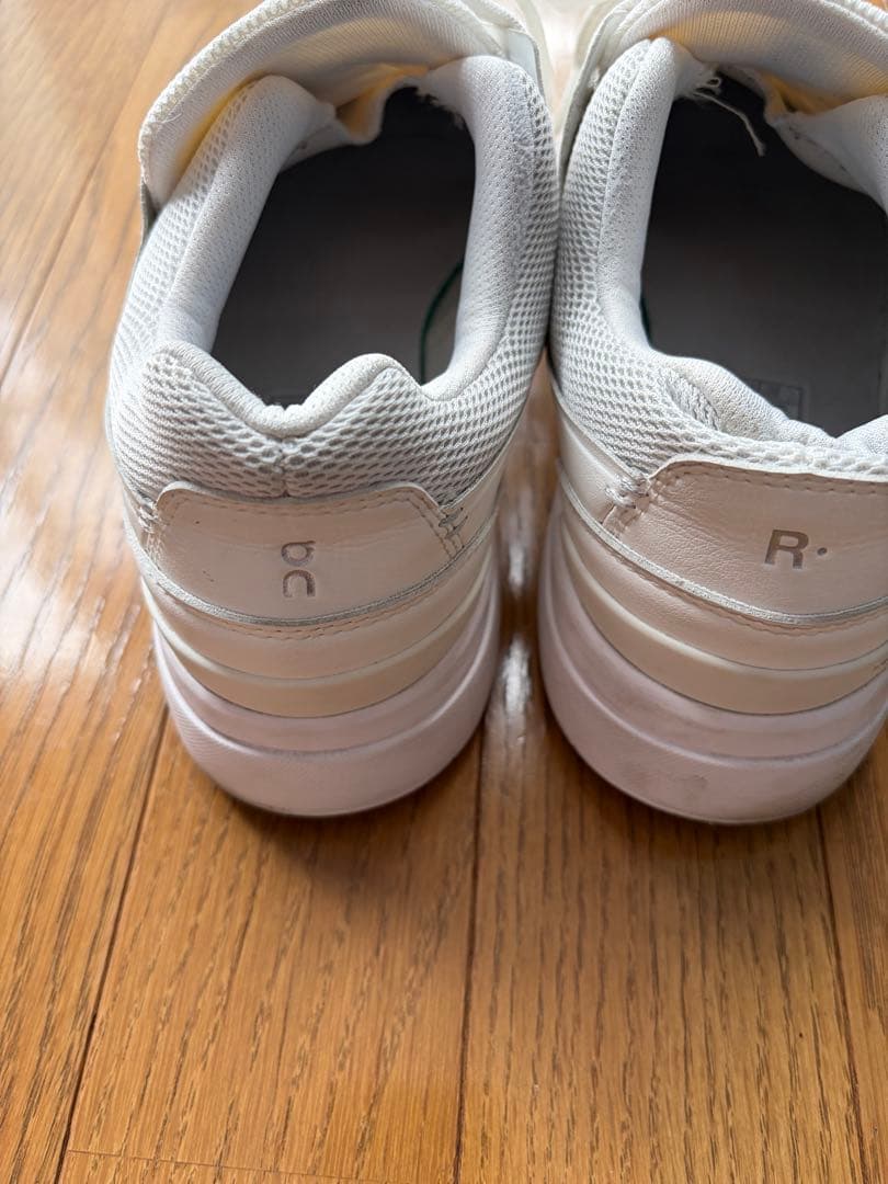 On ホワイト スニーカー