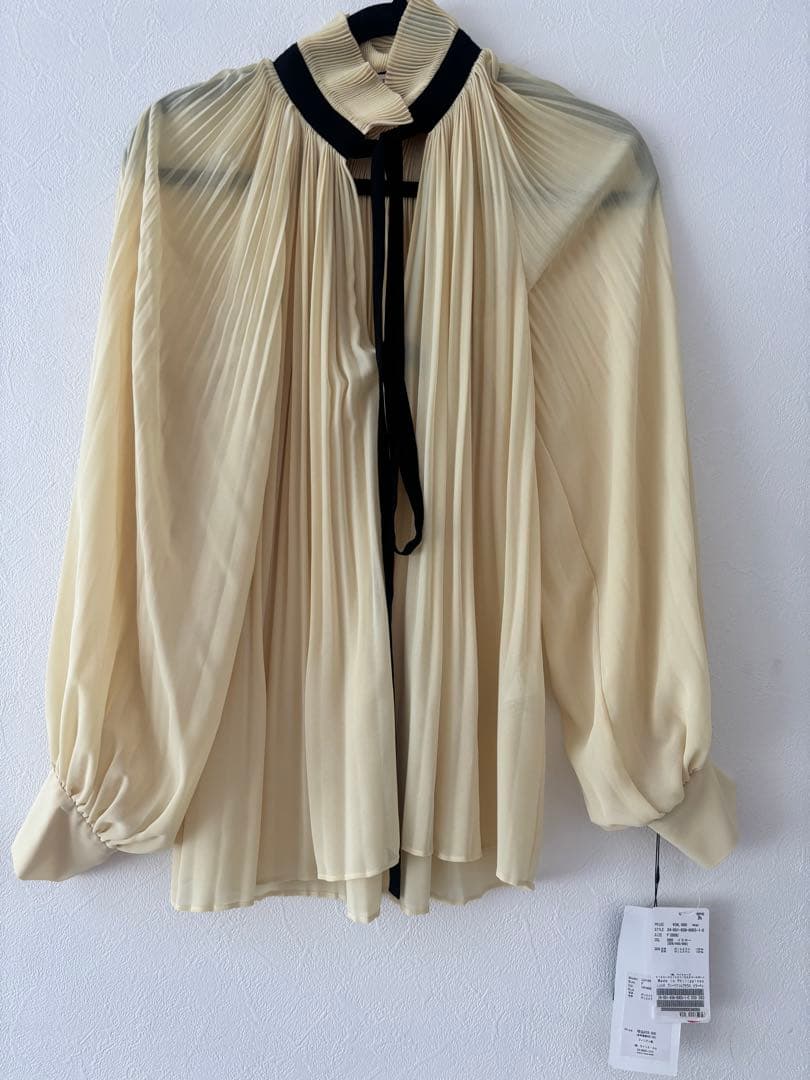 新品未使用L’UNEリュンヌプリーツブラウスイエローリボンシャツVERMEIL