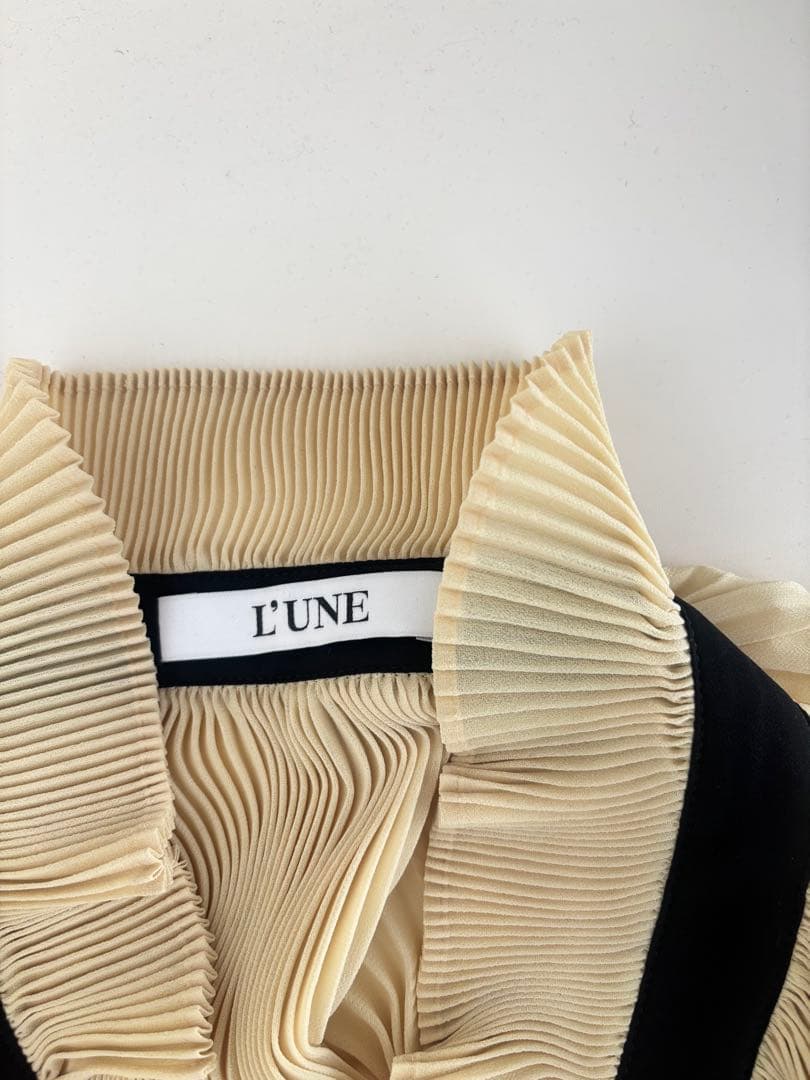 新品未使用L’UNEリュンヌプリーツブラウスイエローリボンシャツVERMEIL