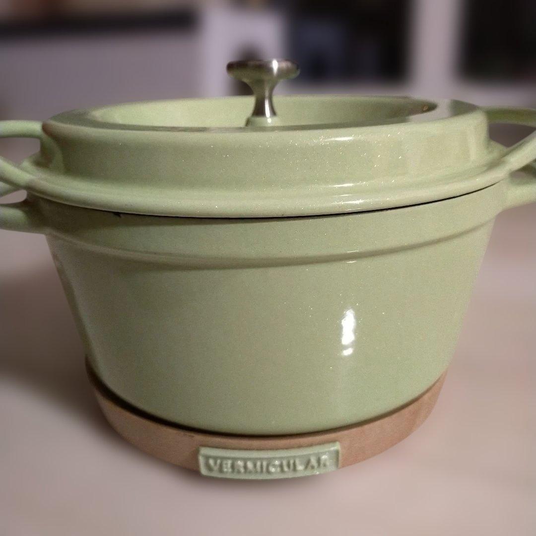 美品☆VERMICULAR 両手鍋 ライトグリーン 18cm☆トリベット付き