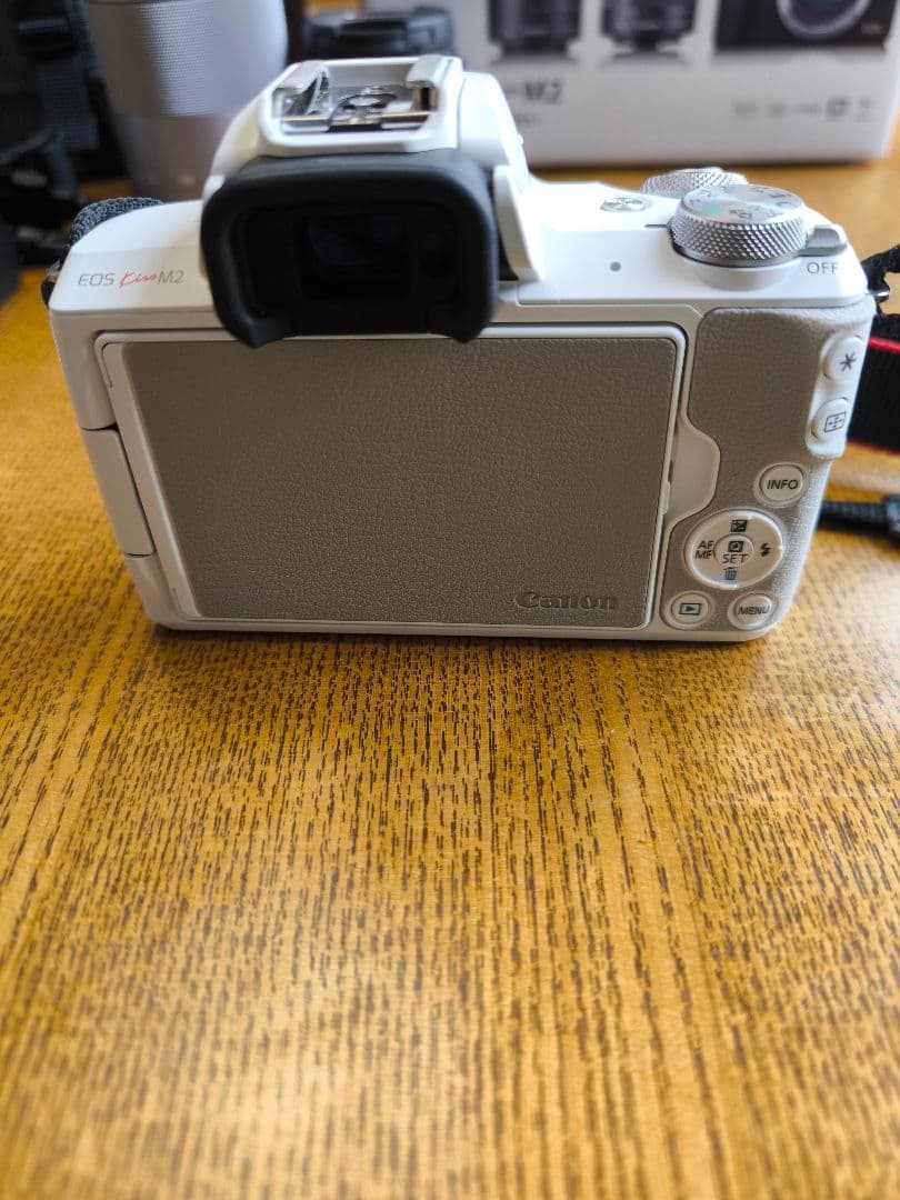 EOSkissm2　ダブルレンズキット　ホワイト　カメラバック　電池パック2個付