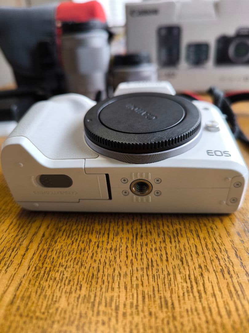 EOSkissm2　ダブルレンズキット　ホワイト　カメラバック　電池パック2個付