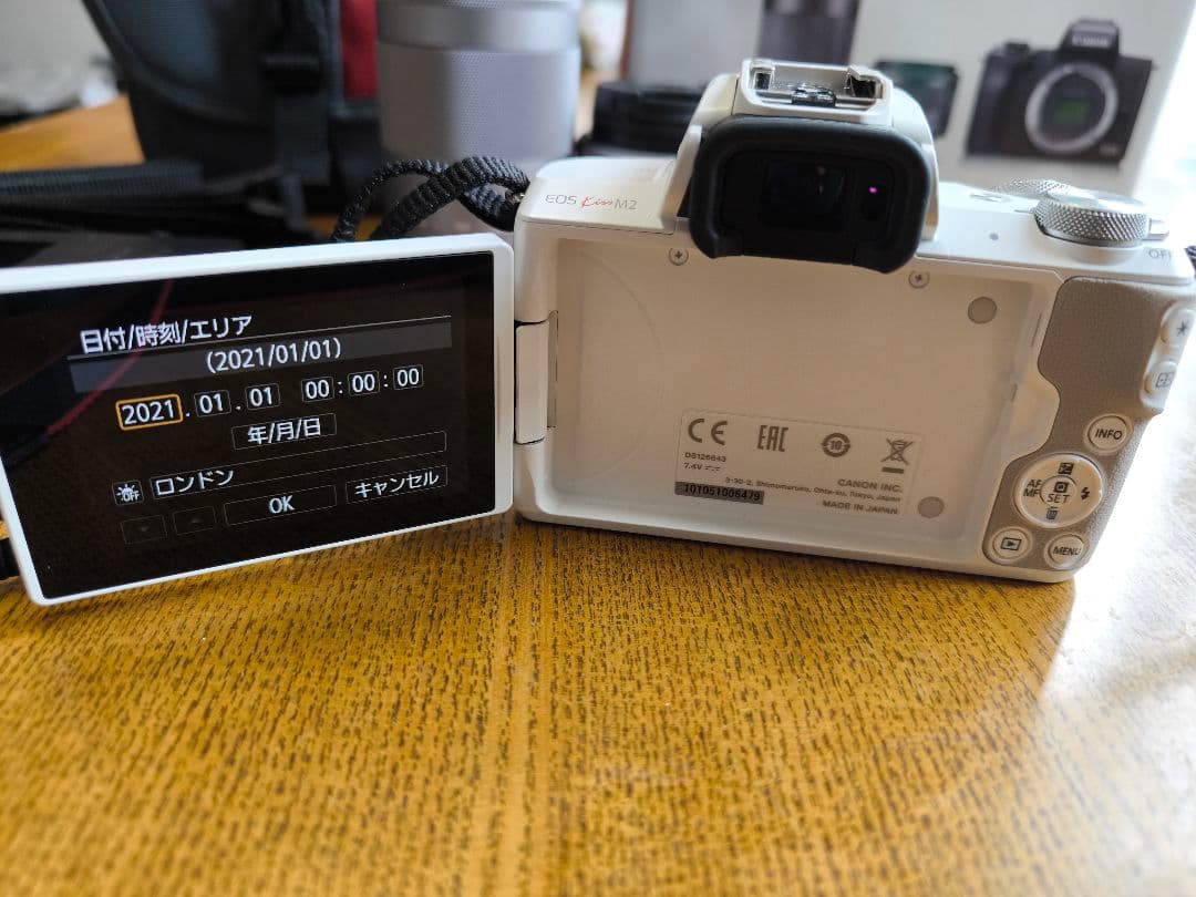 EOSkissm2　ダブルレンズキット　ホワイト　カメラバック　電池パック2個付