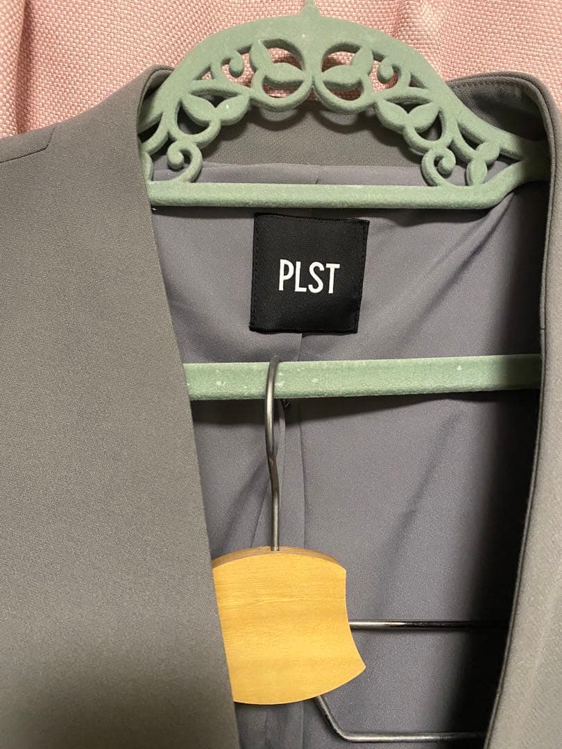 【akira】プラステ PLSTグレー パンツスーツ マシンウォッシャブル