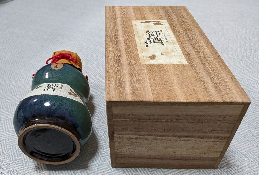 1999年瓶詰め25年経過の陶器製瓶＆木箱入泡盛“御酒 瑞泉”、43度720ml