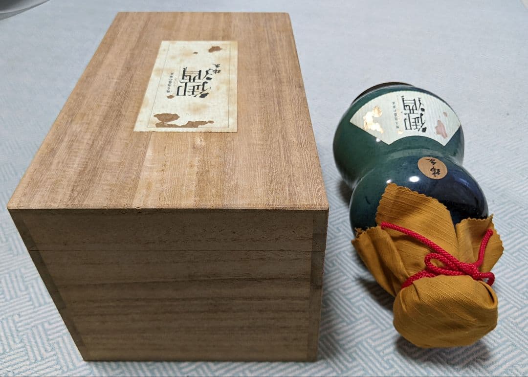 1999年瓶詰め25年経過の陶器製瓶＆木箱入泡盛“御酒 瑞泉”、43度720ml